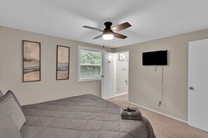 3 bedrooms, iron/ironing board, free WiFi, bed sheets - Game Room in Uptown | 3BR Sleeps 7 | Pet-Friendly (Charlotte)