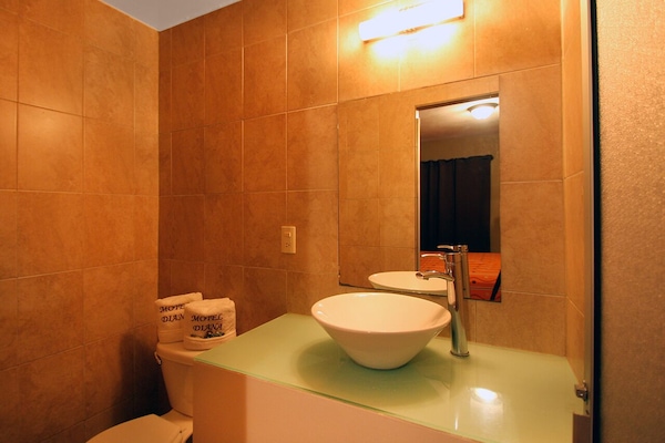Double Room | Bathroom | Free toiletries, towels, soap, shampoo