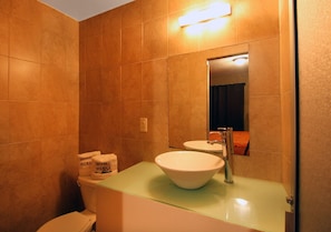 Doppelzimmer | Badezimmer | Kostenlose Toilettenartikel, Handtücher, Seife, Shampoo