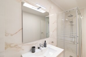 Dusche, Haartrockner, Handtücher