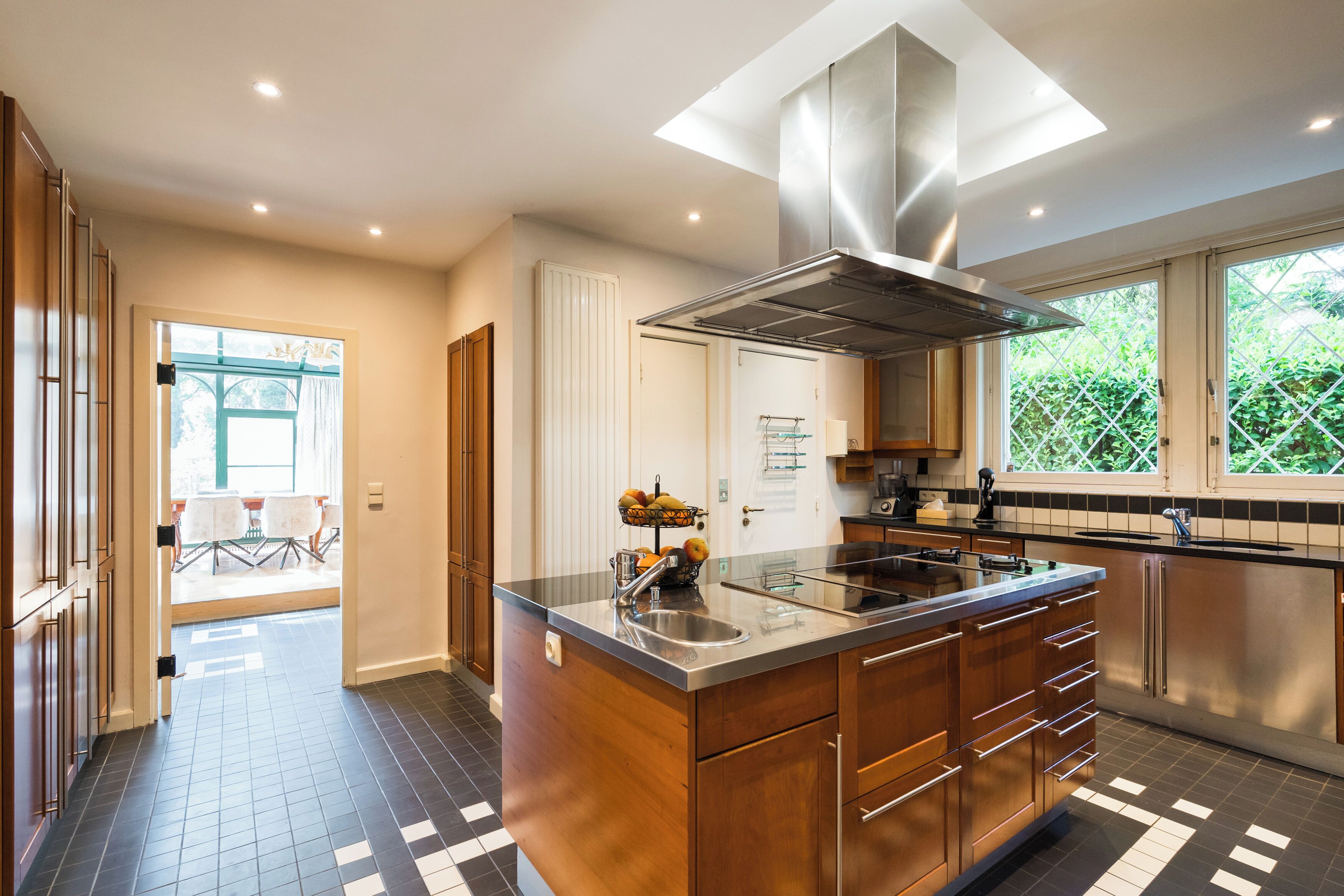 Micro-ondes, four, plaque de cuisson, lave-vaisselle