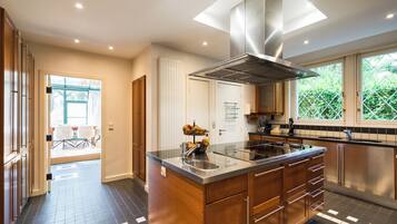 Micro-ondes, four, plaque de cuisson, lave-vaisselle