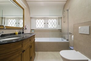 淋浴设施、吹风机、毛巾、肥皂