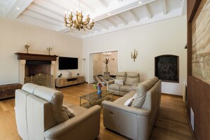 Een smart-tv en een open haard