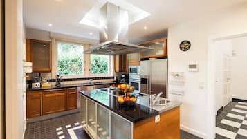 Een microgolfoven, een oven, een kookplaat, een vaatwasser