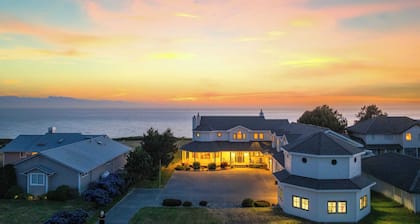 Seacliff Haven Waterfront Luxury, Stunning Views, Hot Tub & Game Room