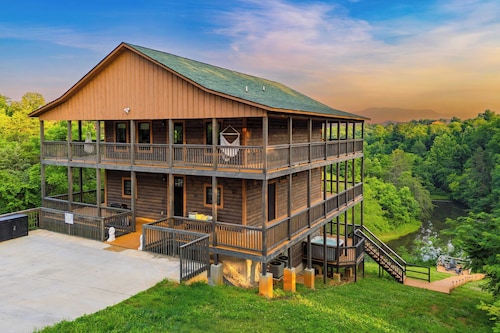 Lions Landing by Avantstay Sleeps 18 Hot Tub Game Room Views Near Pigeon Forge