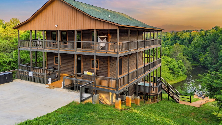 Lions Landing by Avantstay Sleeps 18 Hot Tub Game Room Views Near Pigeon Forge