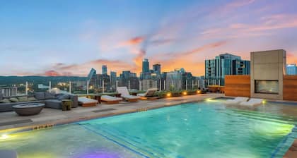 The Emma Penthouse 29th Floor + Incredible Views Rooftop Pool & Gym 1 Block to Rainey Street Avantstay