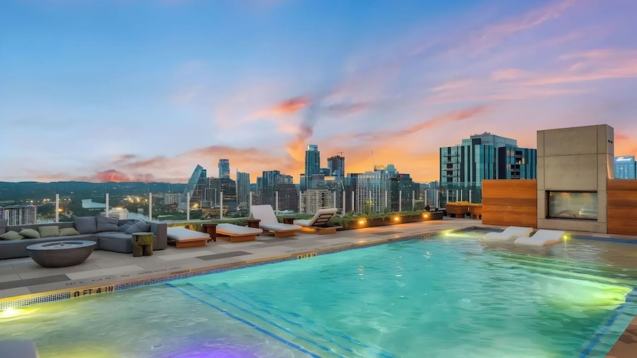 The Emma Penthouse 29th Floor + Incredible Views Rooftop Pool & Gym 1 Block to Rainey Street Avantstay