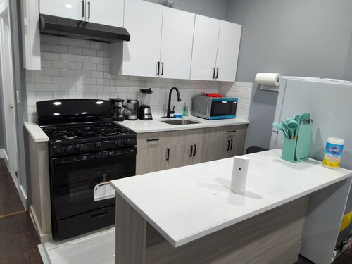 Spacious 4-bedroom apartment, 4bed 2 bath each in perfect Newark with AC, WiFi