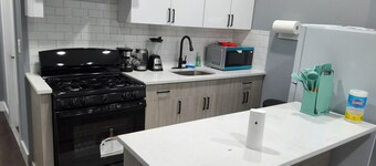 Spacious 4-bedroom apartment, 4bed 2 bath each in perfect Newark with AC, WiFi