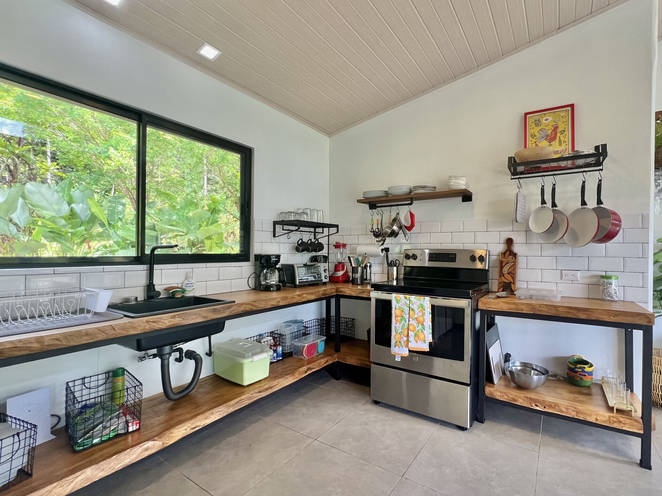 Fridge, microwave, oven, coffee/tea maker