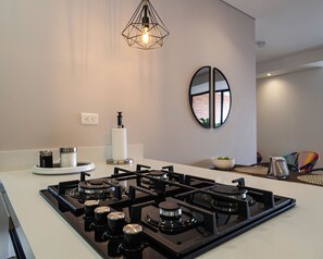 Een magnetron, een oven, een kookplaat