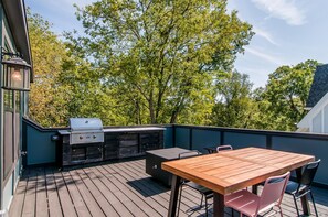 Outdoor dining - 10 Min to Broadway-Rooftop-Family Friendly-Elegant-Peaceful East Nashville (Nashville)