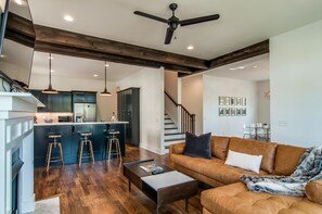 Living area - 10 Min to Broadway-Rooftop-Family Friendly-Elegant-Peaceful East Nashville (Nashville)