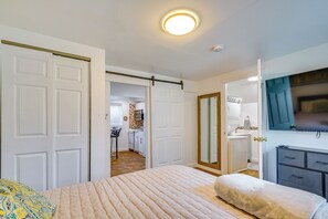 1 bedroom, desk, internet, bed sheets