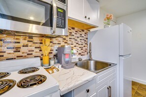 Fridge, microwave, stovetop, dishwasher - Walk to Valley Park: Pet-Friendly SLC Apartment (Salt Lake City)