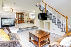 TV, fireplace, offices, printers - Pet-Friendly Retreat w/ Fenced Yard in Denver (Denver)