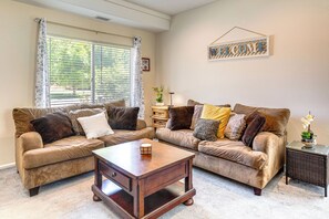 TV, fireplace, offices, printers - Pet-Friendly Retreat w/ Fenced Yard in Denver (Denver)