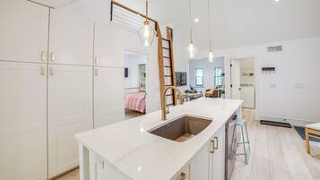 3 quartos, ferros/tábuas de passar roupa, acesso à internet