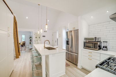 1 Mi to Dtwn Grand Rapids: Chic Condo w/ Balcony!