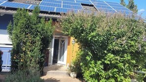 A building with solar panels on the roof and a covered entrance. - Leiningerland, the gateway to the Palatinate Enjoy with all your senses/ Pets welcome (Obersülzen)
