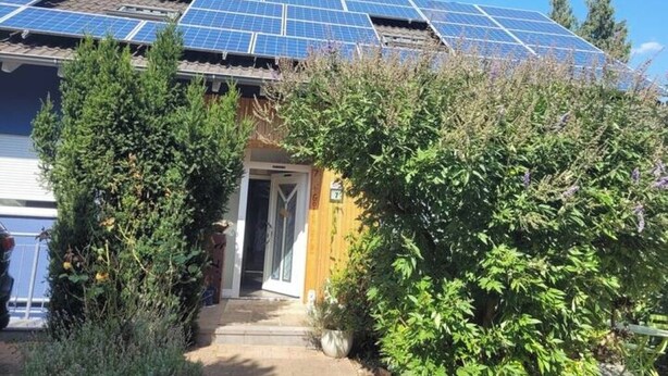 A building with solar panels on the roof and a covered entrance. - Leiningerland, the gateway to the Palatinate Enjoy with all your senses/ Pets welcome (Obersülzen)