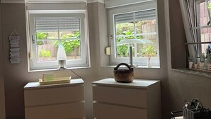 A room with two windows, a desk with a lamp, and a basket on the desk. - Leiningerland, the gateway to the Palatinate Enjoy with all your senses/ Pets welcome (Obersülzen)