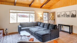 Living area - Mountain-View Haven w/ Deck in Pine Mountain Club (Frazier Park)