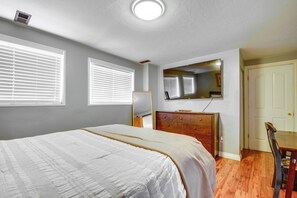 1 bedroom, desk, WiFi, bed sheets - 12 Mi to Temple Square: Cozy + Convenient Apt! (Taylorsville)