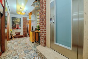 Desk, iron/ironing board, free cots/infant beds, rollaway beds - Taksim Nil Suite (Istanbul)