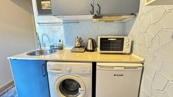 Frigobar, microondas, horno, placa de cocina