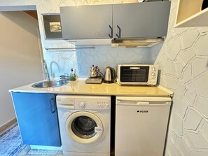 Suite Supérieure, vue ville | Cuisine privée | Mini réfrigérateur, micro-ondes, four, plaque de cuisson