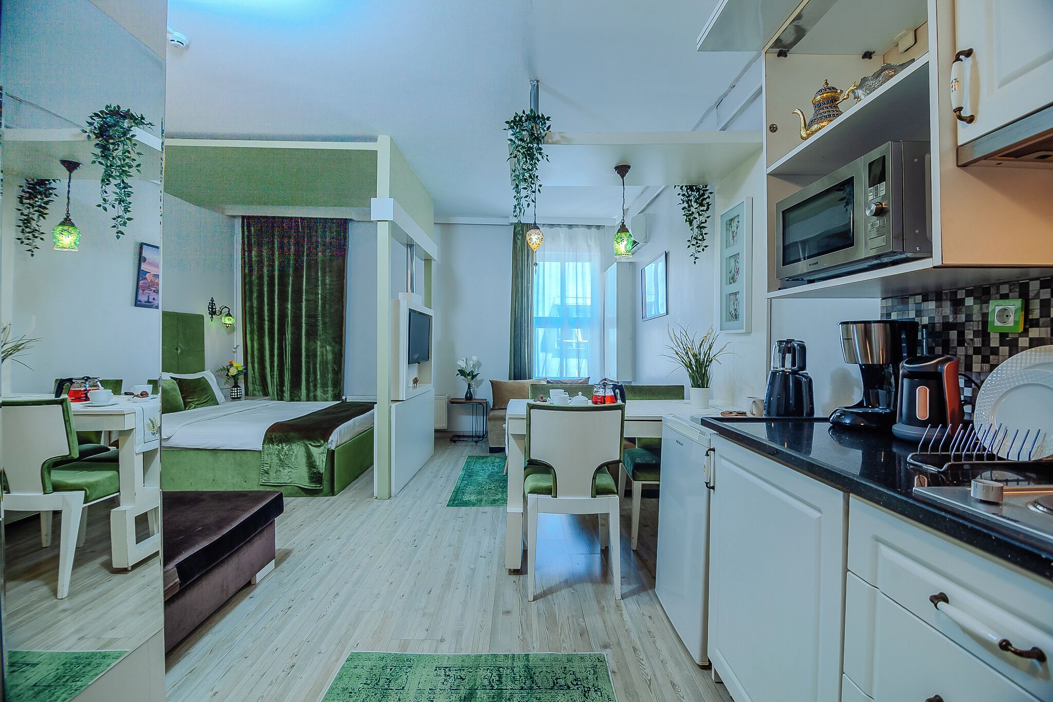 Executive Studio Suite | Desk, iron/ironing board, free cribs/infant beds, rollaway beds