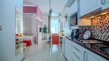 Executive Studio Suite | Meja, langsir/tirai gelap terus, kalis bunyi, seterika/papan seterika