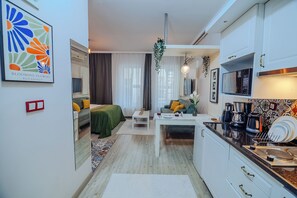 Studiosuite – executive | Skrivebord, strykejern/-brett og barnesenger (inkludert)