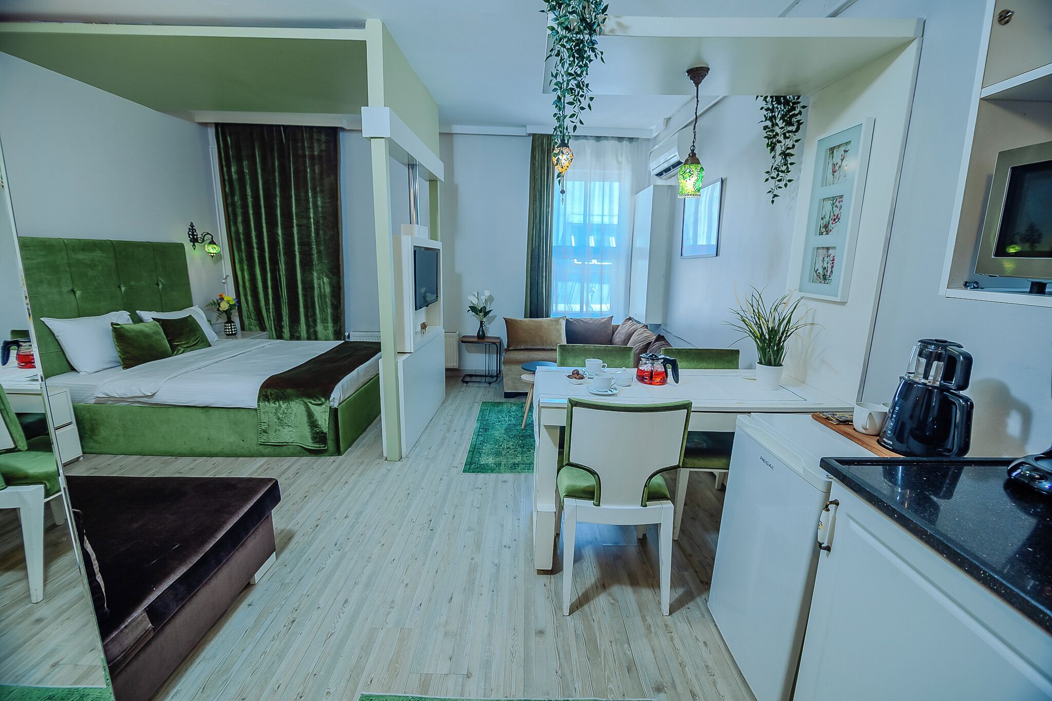 Executive Studio Suite | Desk, iron/ironing board, free cots/infant beds, rollaway beds