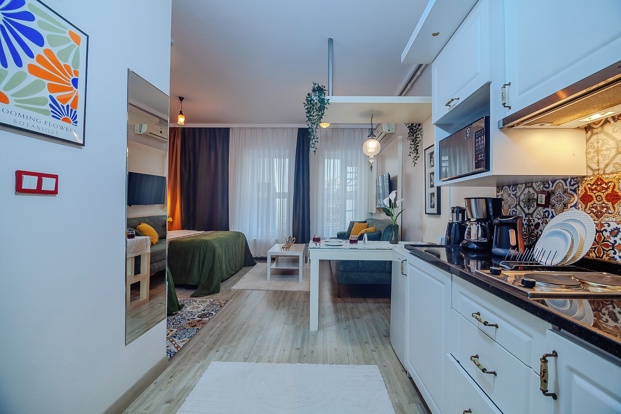 Executive Studio Suite | Desk, iron/ironing board, free cribs/infant beds, rollaway beds