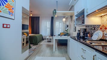 Executive Studio Suite | Desk, iron/ironing board, free cribs/infant beds, rollaway beds