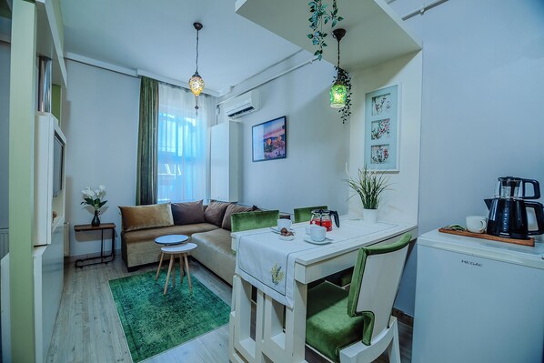 Executive Studio Suite | Desk, iron/ironing board, free cribs/infant beds, rollaway beds