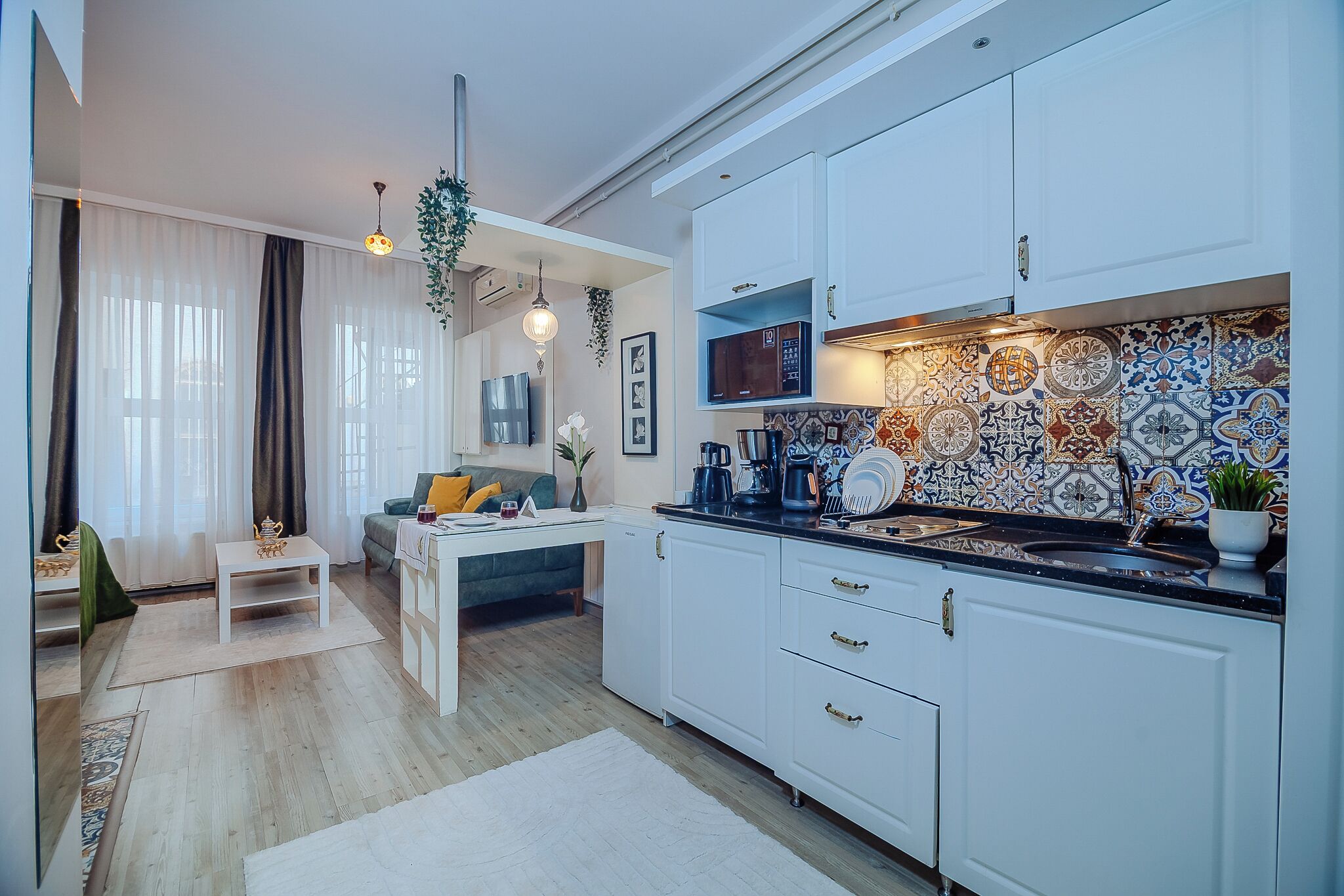 Executive Studio Suite | Desk, iron/ironing board, free cribs/infant beds, rollaway beds