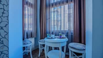 Apartamento família | Escrivaninha, ferros/tábuas de passar roupa, berços grátis