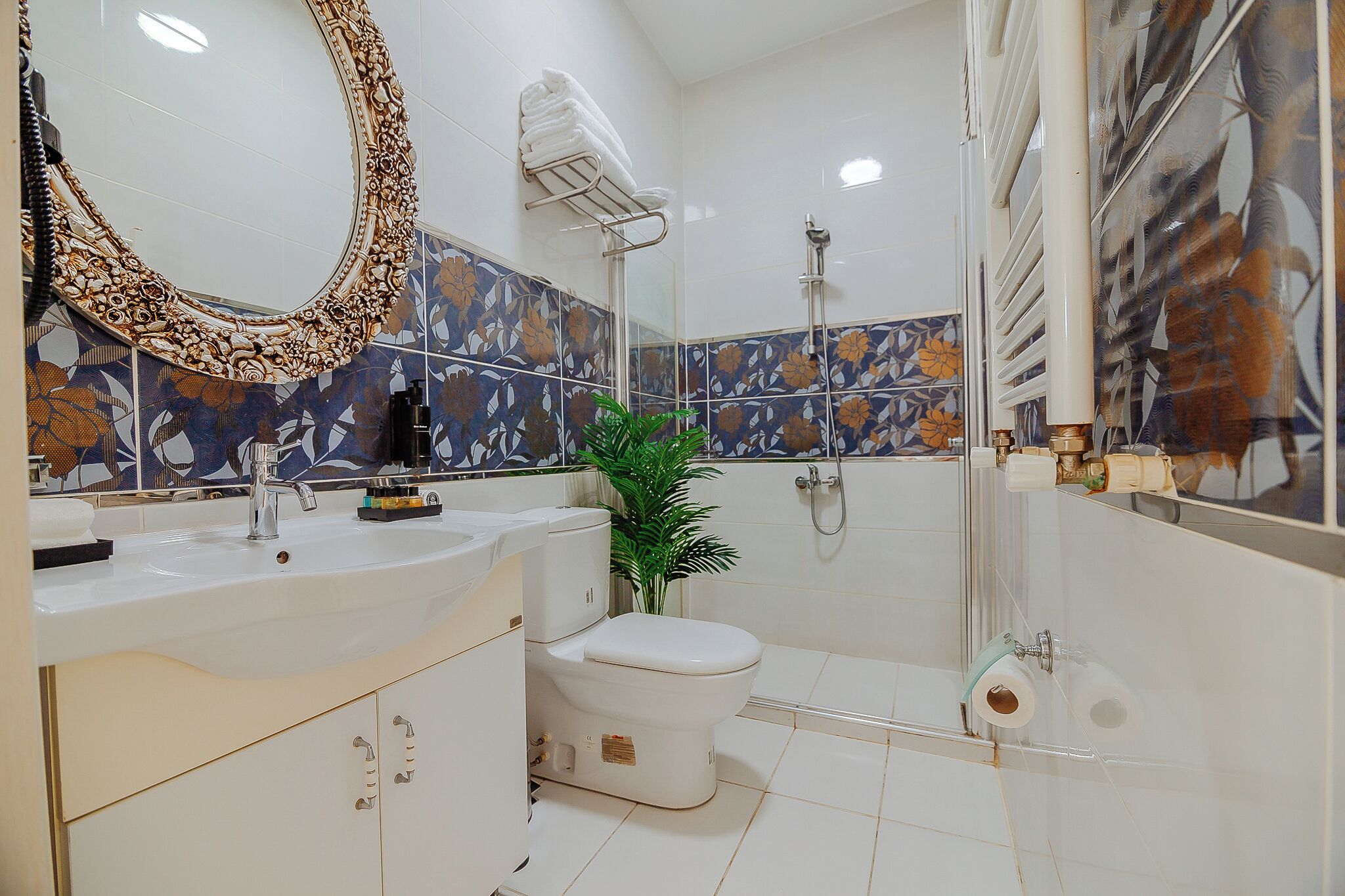 Superior-Apartment | Badezimmer | Dusche, kostenlose Toilettenartikel, Haartrockner, Hausschuhe