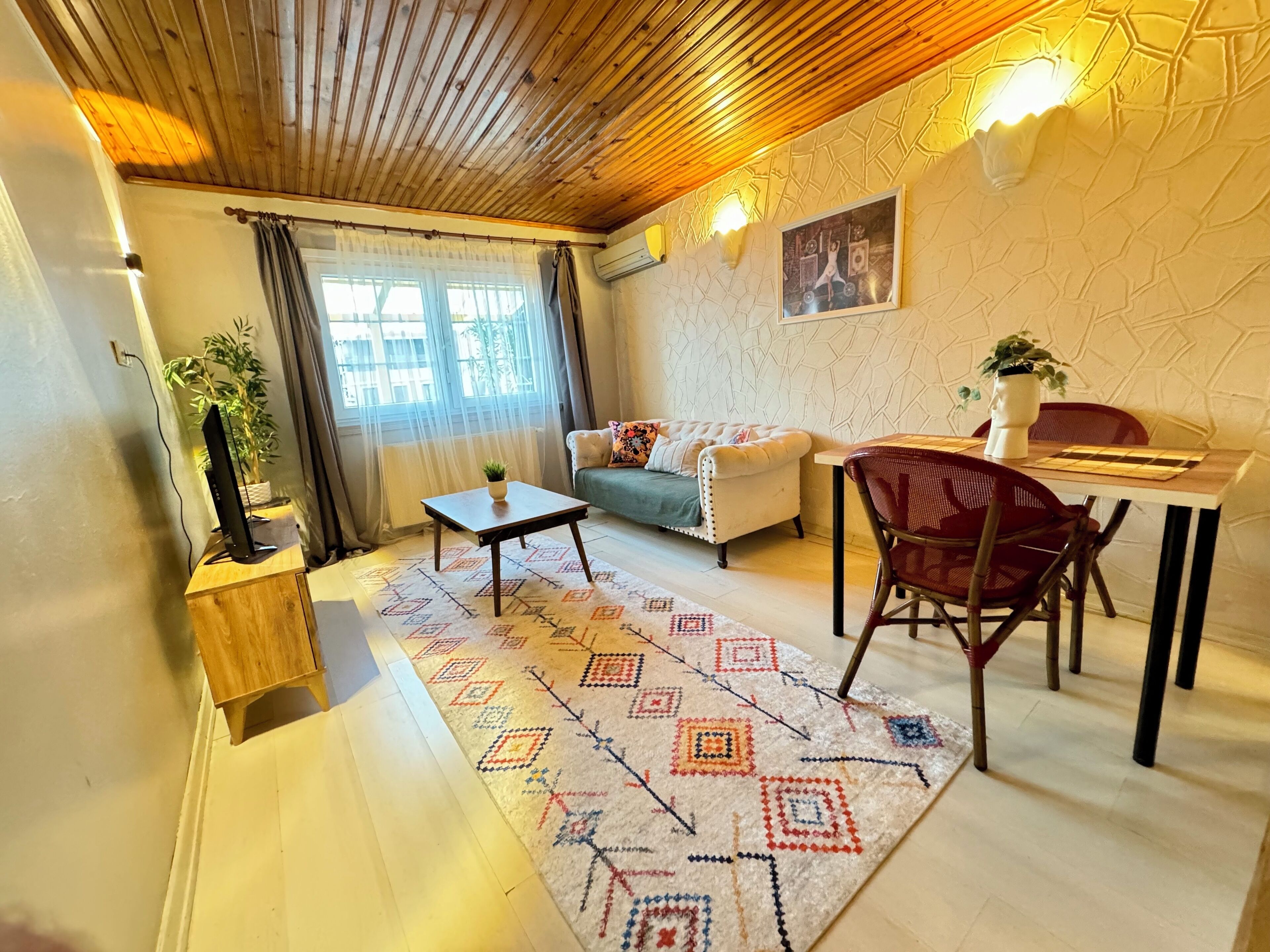 Superior Suite, City View | Living area