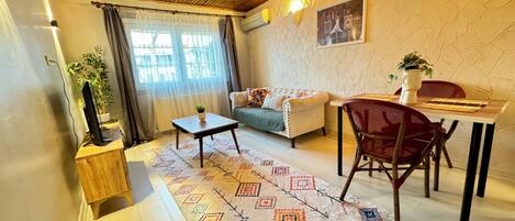 Suite superior, vista a la ciudad | Área de sala de estar