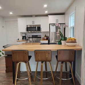 Mikrovågsugn, ugn, spishäll och kaffe- och tebryggare