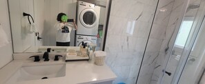 Hair dryer, towels, soap, shampoo - Sea view stay (Lantzville)