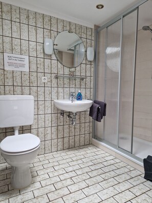 Ducha, secador de pelo, jabón y papel higiénico