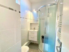 Dusche, Haartrockner, Handtücher, Seife